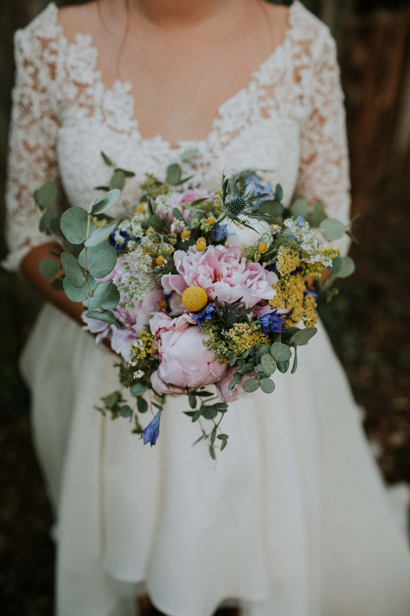 bouquet de fleurs pivoines, eucalyptus, paquerettes et chardons