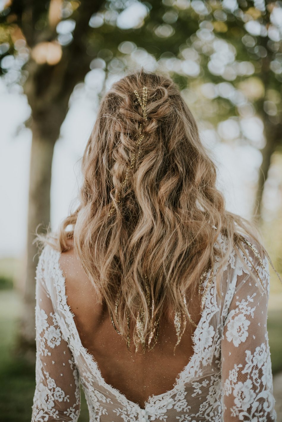 Coiffure de mariage sur cheveux mi-long avec paillettes et 