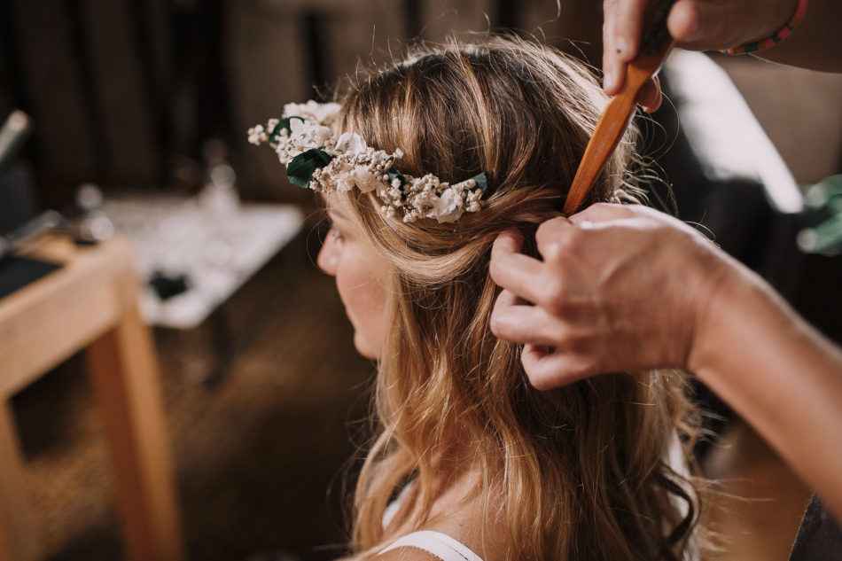 coiffeur mariage tresse et couronne de fleurs