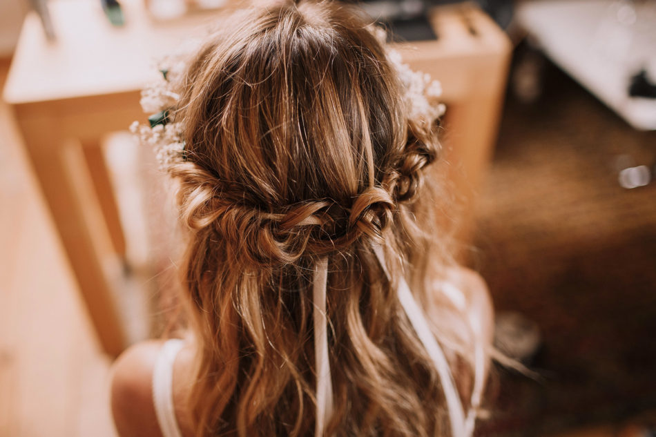 coiffure mariage tresses et couronne de fleurs