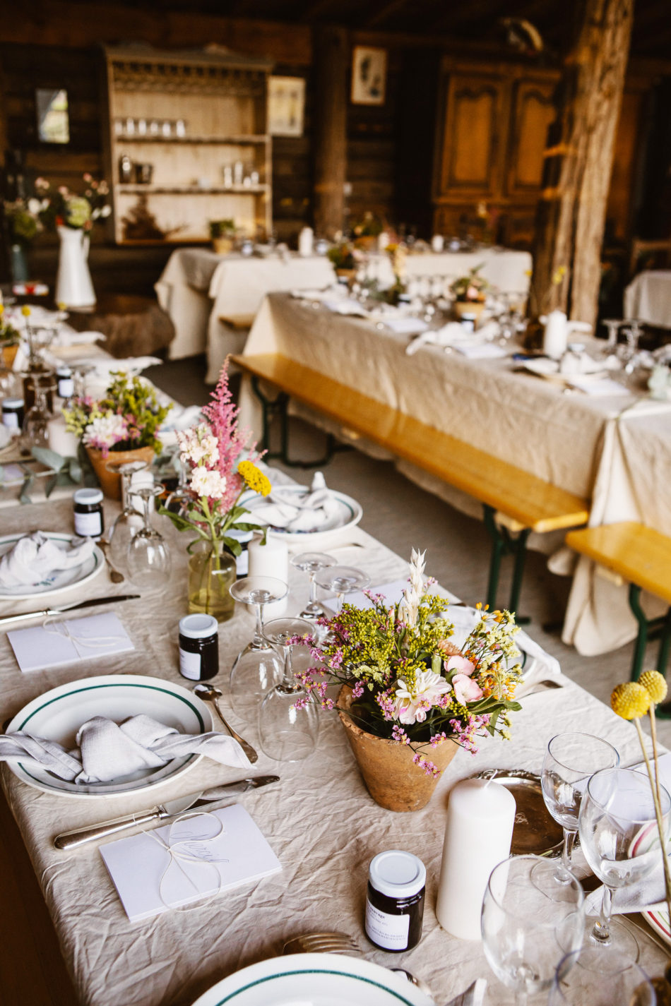 idée de table de mariage avec des fleurs sechées