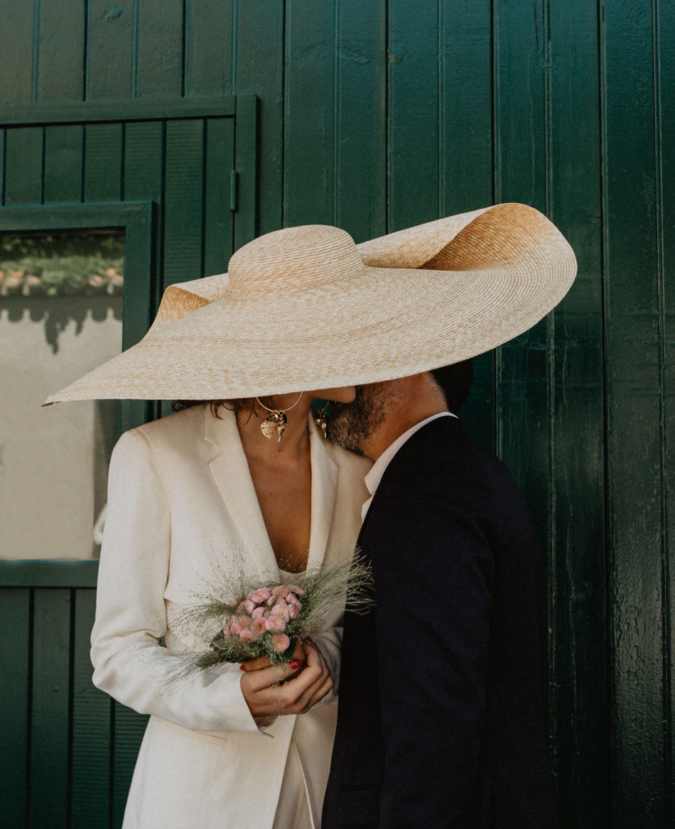 bisous sous un chapeau jacquemus