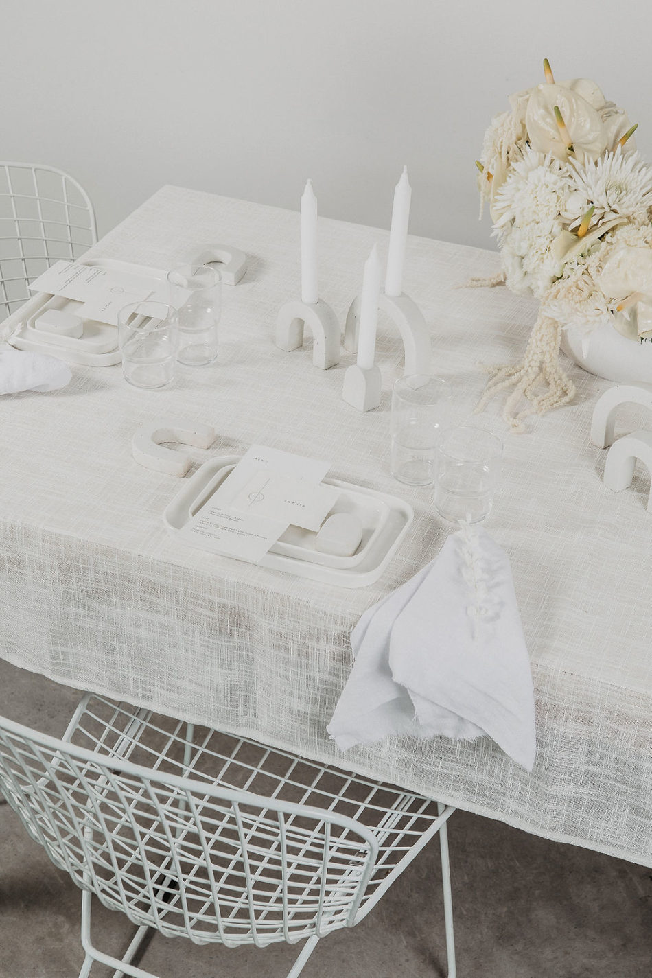 mariage japandi, chaise bertoia