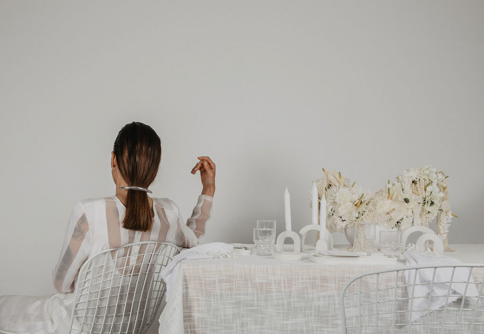 mariage japandi, table beton, papier et tissu blanc